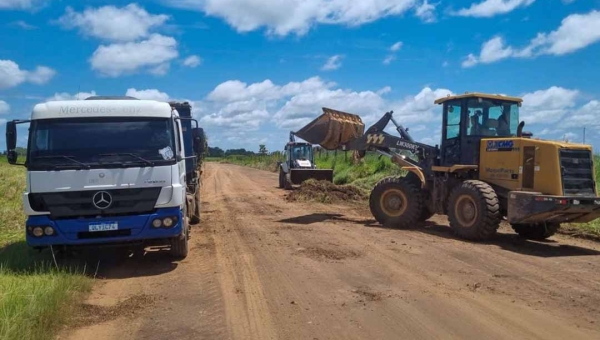 Deracre executa limpeza de acesso à área da ZPE em Senador Guiomard
