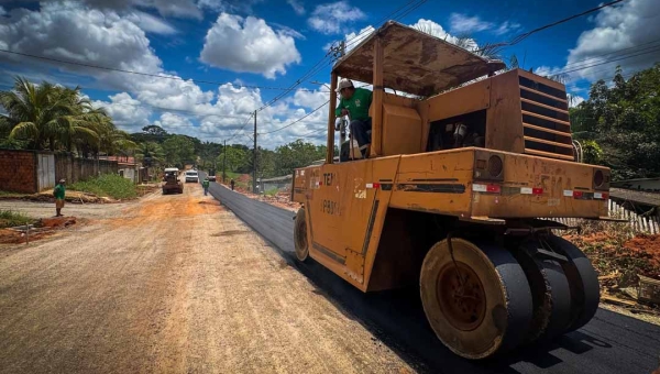Deracre asfalta a Dias Martins, garante acesso histórico a 500 famílias e liga bairros Ipê e Universitário em Rio Branco
