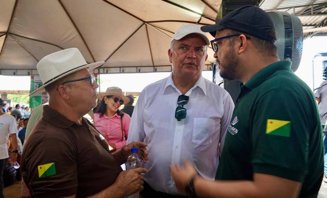 Petecão investe na cafeicultura e garante máquinas para produtores de Mâncio Lima