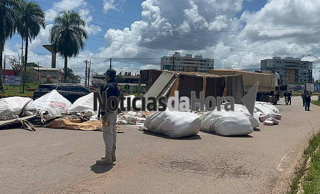 Parte traseira de compartimento de carreta bitrem tomba após passar por rotatória e causa transtornos no trânsito em Rio Branco