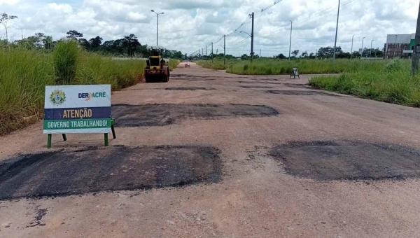 Deracre executa operação tapa-buraco nas vias da Cidade do Povo, em Rio Branco