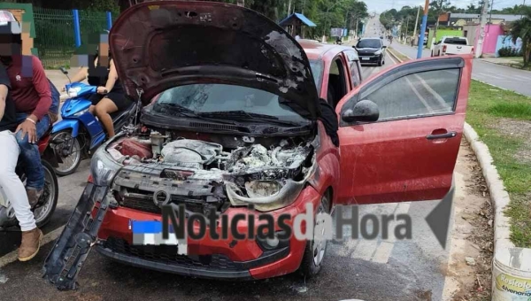 Carro tem princípio de incêndio enquanto trafegava na Avenida da Rocha Viana, em Rio Branco