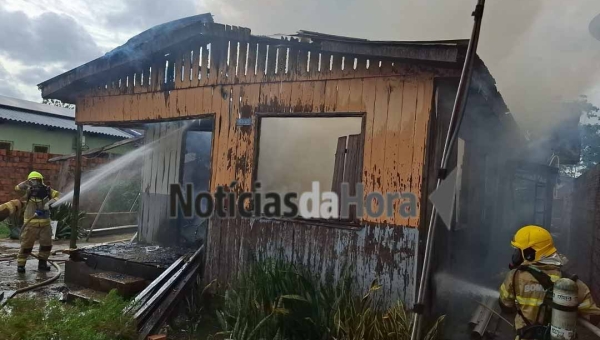 Curto-circuito pode ter causado incêndio que destruiu casa de trabalhador no bairro Bosque