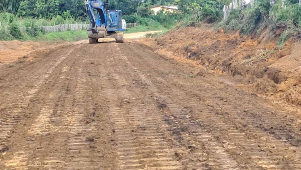 No inverno, famílias do Ramal da Buritirana recebem apoio do Deracre para manter acesso em Cruzeiro do Sul