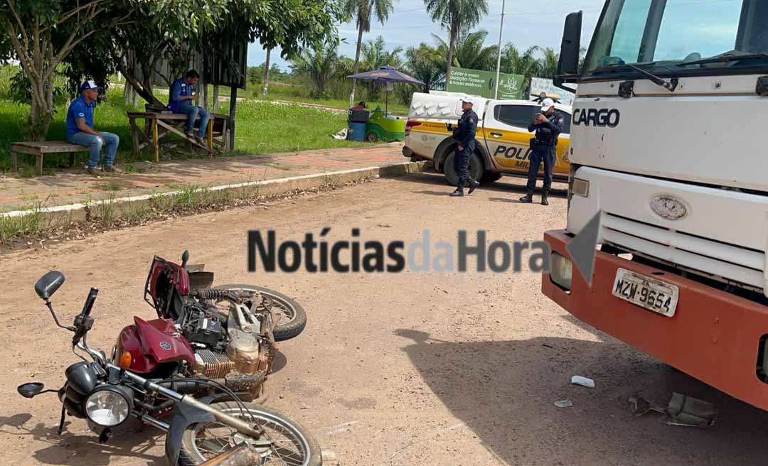 Casal fica ferido após motocicleta colidir com caminhão e trator da Prefeitura na Avenida Amadeu Barbosa