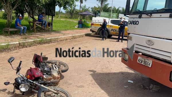 Casal fica ferido após motocicleta colidir com caminhão e trator da Prefeitura na Avenida Amadeu Barbosa