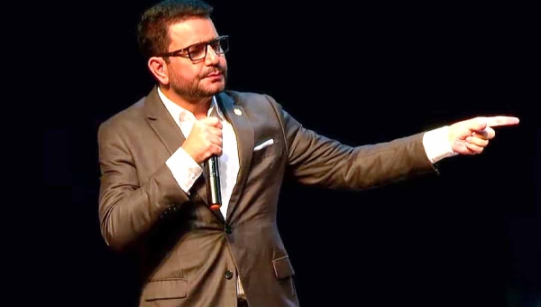 Gladson desabafa durante discurso e diz que adversários querem assassinar sua reputação