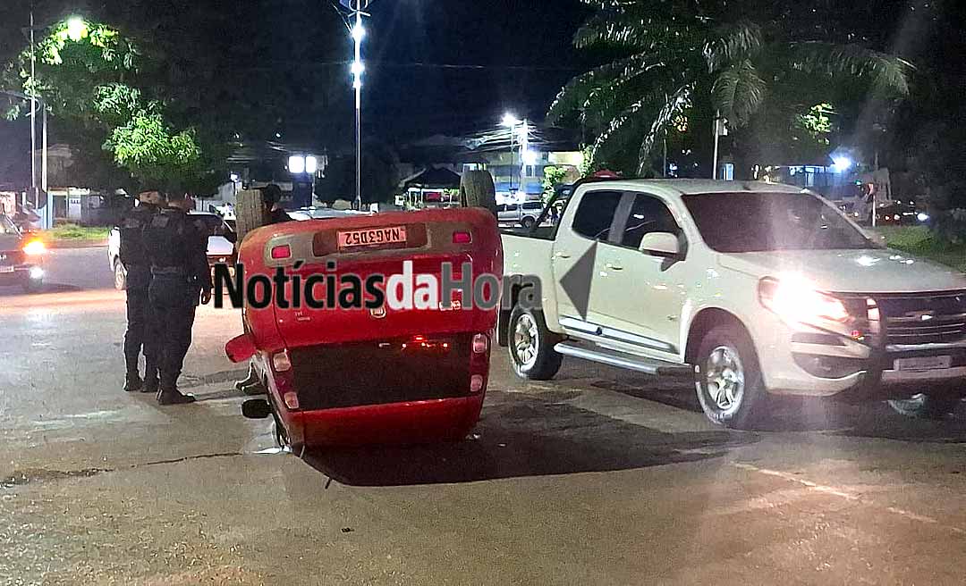 Acidente entre veículos provoca capotamento na rotatória da Corrente, em Rio Branco