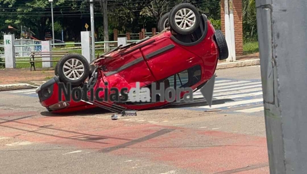 Veículo avança sinal vermelho, provoca acidente e capota na Avenida Ceará, em Rio Branco