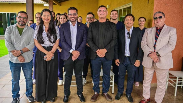 Governador Gladson Camelí assina lei que autoriza internato de estudantes de medicina do exterior na rede estadual