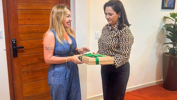 Deracre entrega Relatório Anual de Gestão 2025 à vice-governadora Mailza Assis