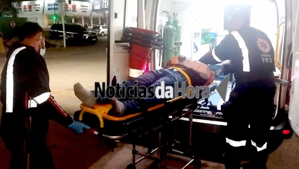 Colisão entre carro e moto deixa casal ferido na Estrada do Calafate, em Rio Branco