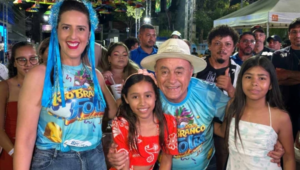 No desfile dos blocos, Bocalom explica porque abriu mão dos camarotes: “Carnaval de Rio Branco é feito junto com o povo”