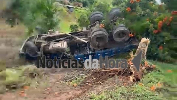 Caminhoneiro sobrevive após caçamba despencar em ribanceira na BR-364; cabine ficou completamente destruída
