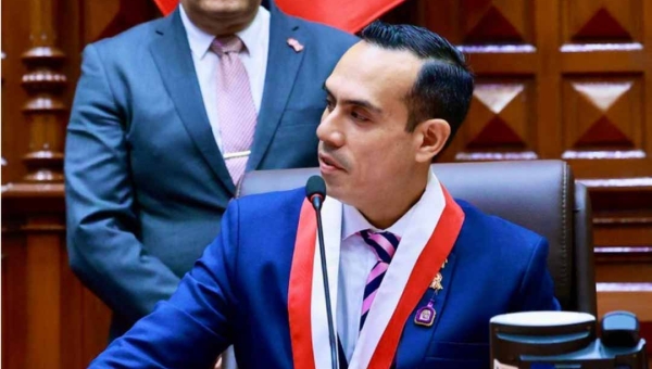 Presidente do Peru é destituído após passar apenas quatro meses no cargo