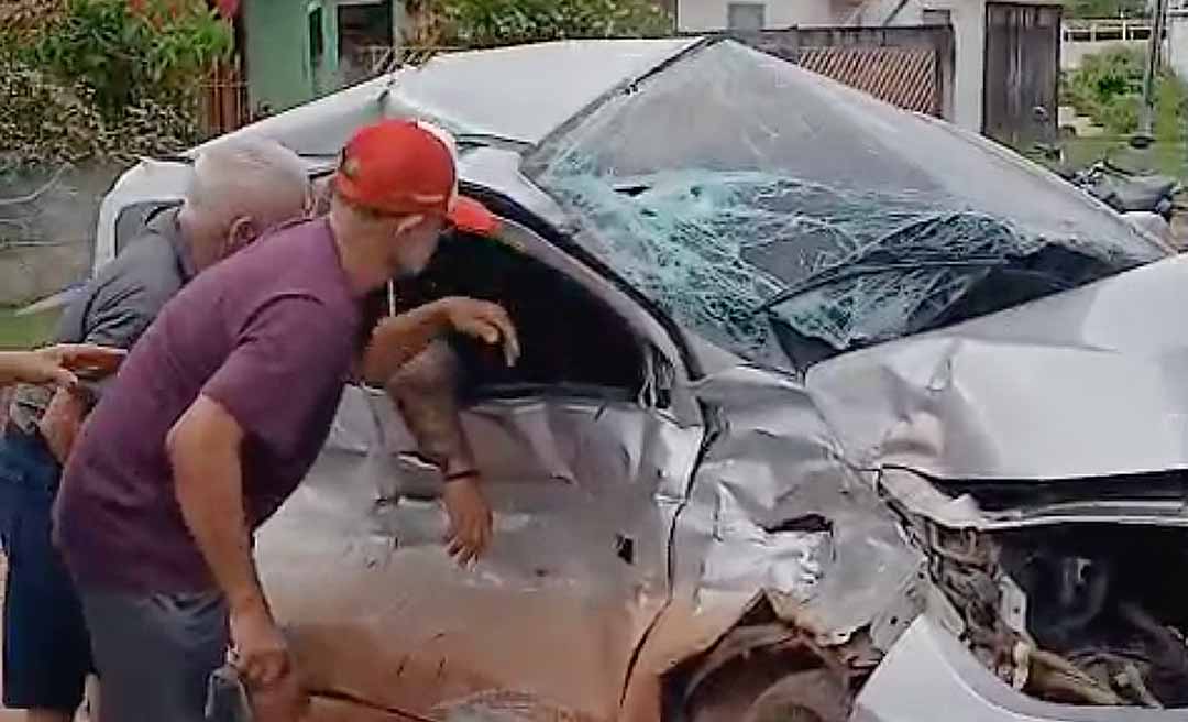 Colisão entre carro de passeio e caminhonete deixa feridos leves em Boca do Acre
