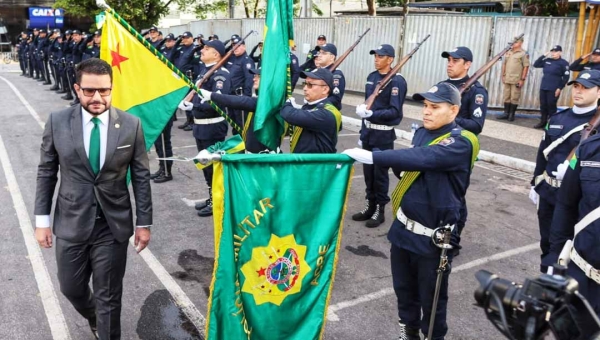 “É fundamental aumentar o quadro de oficiais”, diz Gladson, durante formatura de 27 novos oficiais na Capital