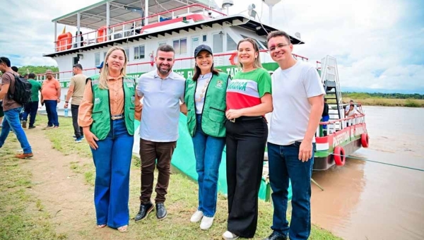 Vice-governadora Mailza reforça compromisso com a saúde em entrega de UBS fluvial em Tarauacá