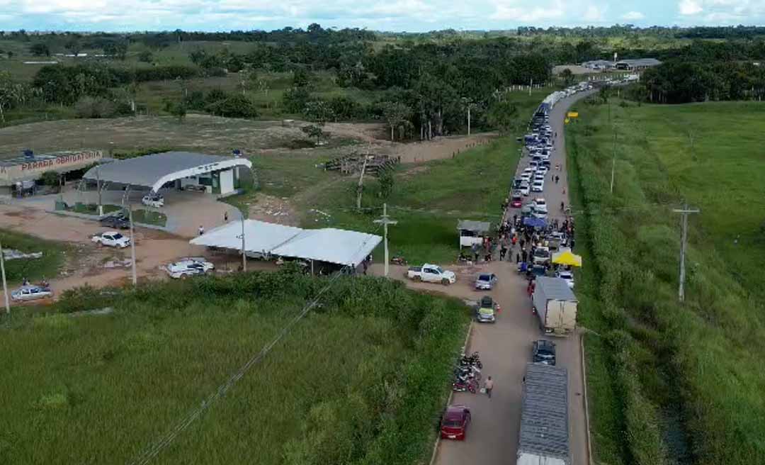 Manifestantes bloqueiam trecho da BR-364 e deixam viajantes do Juruá retidos em Feijó