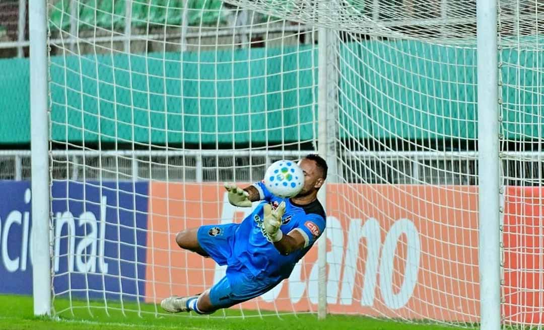 Bruno defende dois pênaltis, marca gol, mas Vasco-AC é eliminado da Copa do Brasil