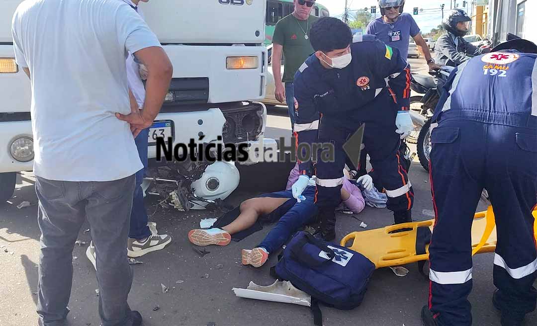 Mulher e filho ficam feridos em colisão entre caminhão e motocicleta em Rio Branco