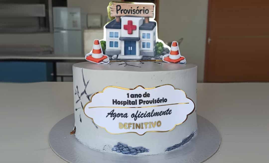 Com bolo e cartaz, equipe do Hospital de Feijó marca um ano de unidade provisória que deveria durar seis meses