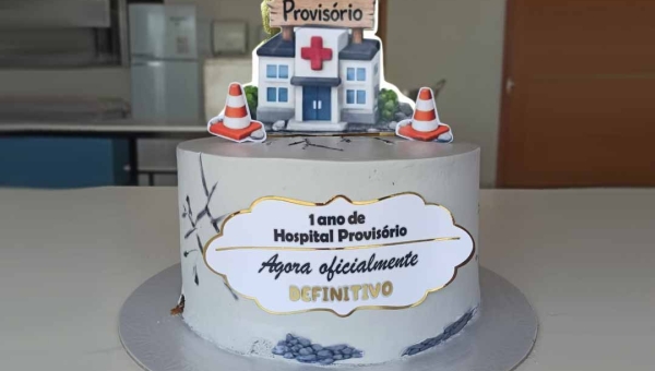 Com bolo e cartaz, equipe do Hospital de Feijó marca um ano de unidade provisória que deveria durar seis meses