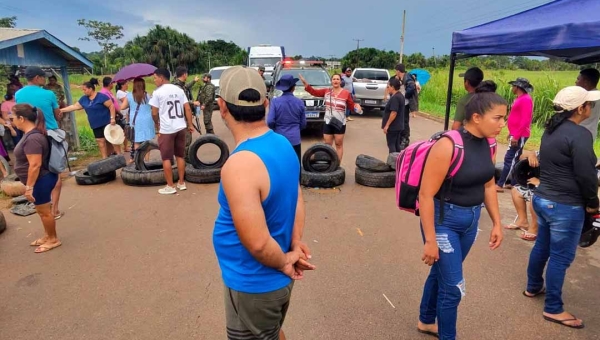 Manifestantes oferecem almoço a viajantes e caminhoneiros durante bloqueio da BR-364 em Feijó