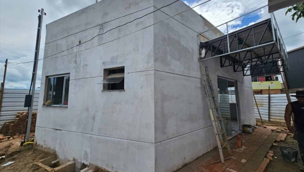 Deracre trabalha na conclusão de espaço destinado a mototaxistas em Porto Acre