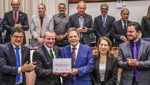 Aleac realiza sessão especial em homenageia ao conselheiro aposentado e ex-deputado Valmir Ribeiro