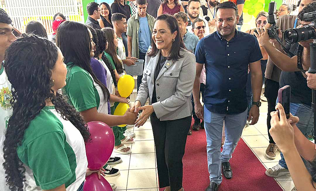 Aberson chama Mailza de “mãe da educação” ao publicar vídeo em que ela aparece dançando e tomando café em escola pública