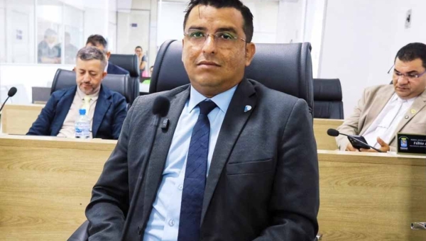 “Estou dentro da lei e, se o Ministério Público chamar, eu respondo”, diz Aiache sobre acúmulo de salários na Câmara e no Detran