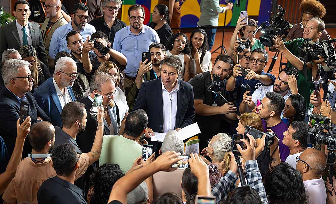 Enquanto ministro anuncia investimentos, técnicos da Universidade Federal do Acre cruzam os braços e iniciam movimento grevista