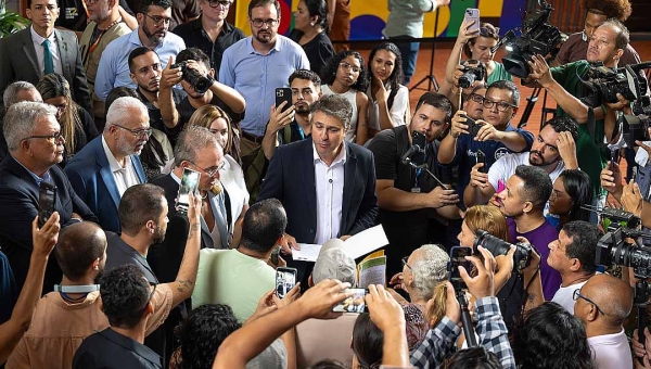 Enquanto ministro anuncia investimentos, técnicos da Universidade Federal do Acre cruzam os braços e iniciam movimento grevista