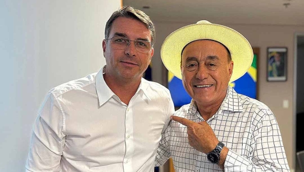 Em Brasília discutindo seu futuro partidário, Bocalom publica foto ao lado de Flávio Bolsonaro