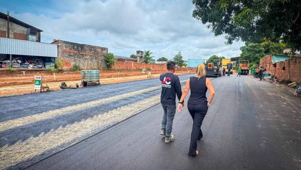 Deracre executa asfaltamento no pátio da nova sede do Samu, em Rio Branco