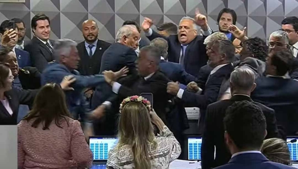 CPI do INSS aprova quebra de sigilo bancário de filho de Lula; sessão é marcada por confusão