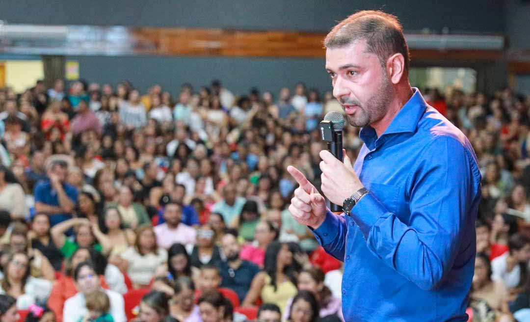 Ao lado de Gladson, Nicolau entrega títulos e empossa aprovados no concurso da educação especial no Acre