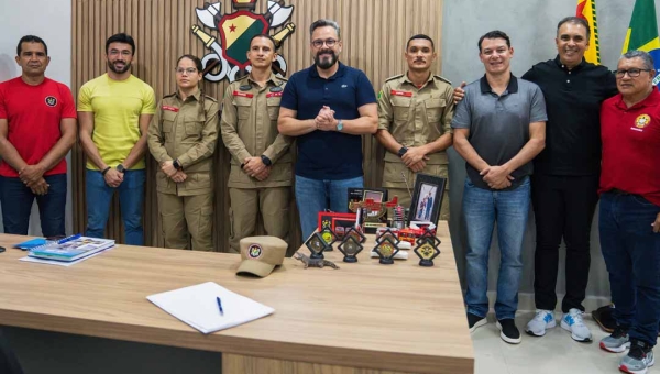 Alan Rick garante policlínica para os Bombeiros e trator para fortalecer a produção rural em Cruzeiro do Sul