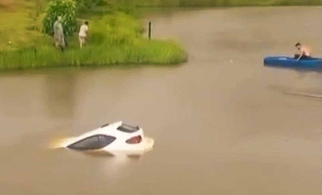 Mulher perde controle de carro e cai em açude na AC-475; morador salva vítima antes de veículo afundar