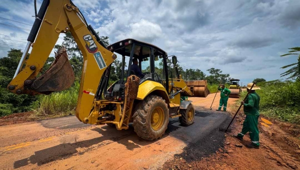 Equipe do Deracre executa manutenção na AC-475 e vistoria serviços entre Plácido de Castro e Acrelândia
