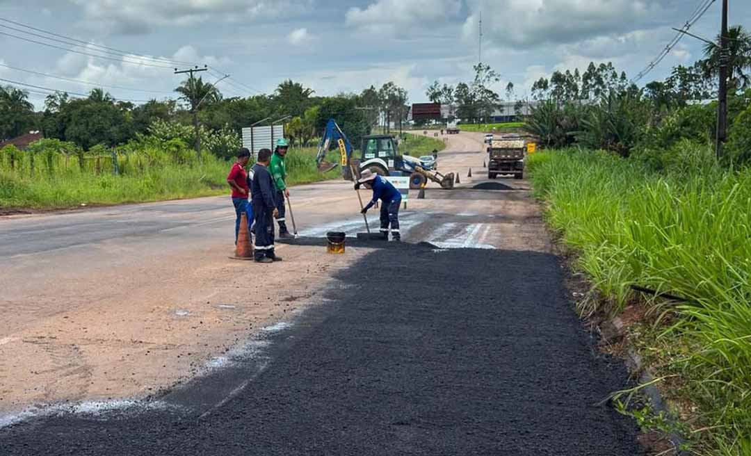 Em Rio Branco, Deracre executa tapa-buraco no trecho do Top 15, na AC-40