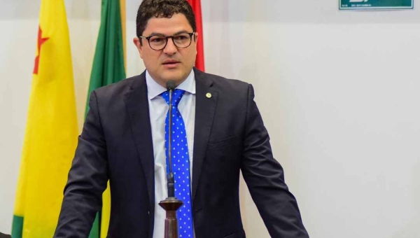 Governo sanciona lei de Eduardo Ribeiro, beneficiando alunos com cartão do material escolar