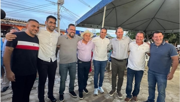 Com presença do senador Alan Rick, Bocalom entrega quadra de grama sintética no Conjunto Manoel Julião