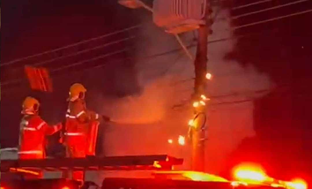Incêndio em poste assusta moradores na Rua Rio de Janeiro, próximo ao Costelão da Floresta, em Rio Branco