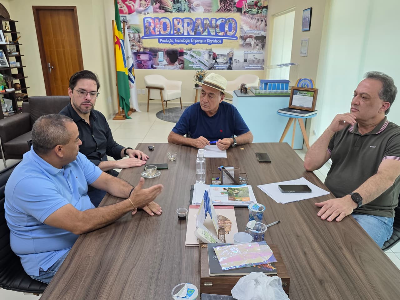 Após suspensão de linhas pela Ricco, Bocalom articula solução para evitar colapso no transporte público da Capital