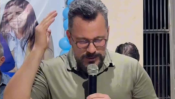 Em Acrelândia, Alan Rick puxa oração por Bolsonaro, pede fé no Acre e destaca investimentos no município