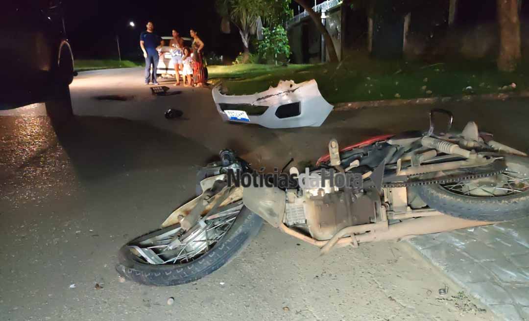 Colisão entre moto e dois carros deixa jovem com fratura exposta em Rio Branco