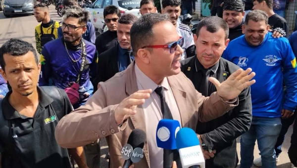 Sob gritos de “mentira”, mototaxistas por app encurralam vereador em protesto e denunciam “lei goela abaixo” em Rio Branco