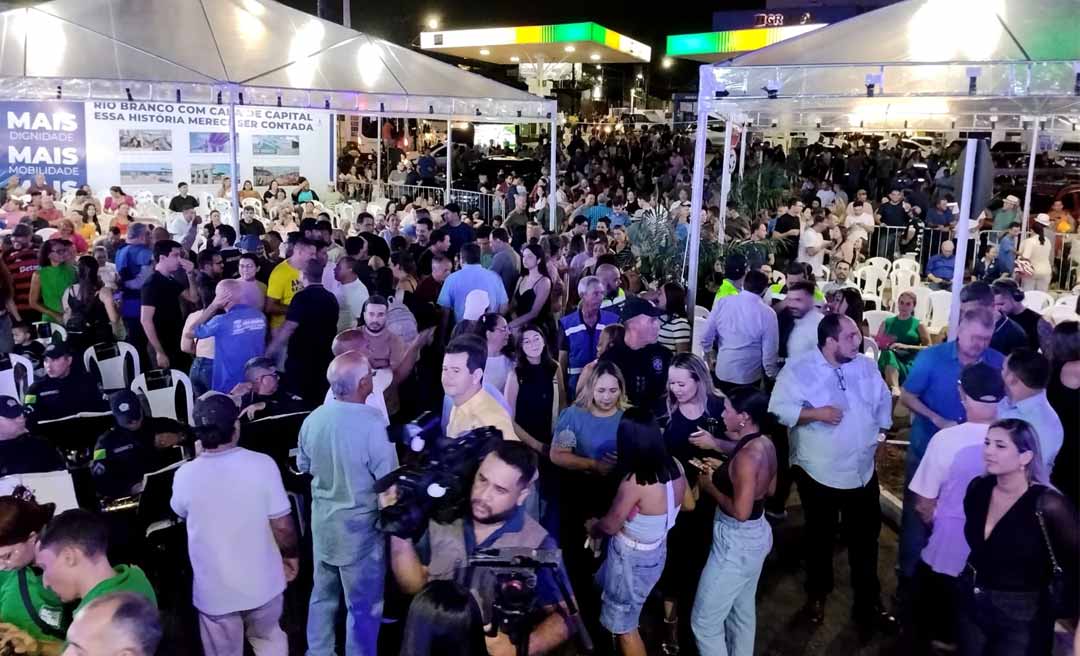 Público se reúne na rotatória da AABB para inauguração do elevado Mamédio Bittar em Rio Branco